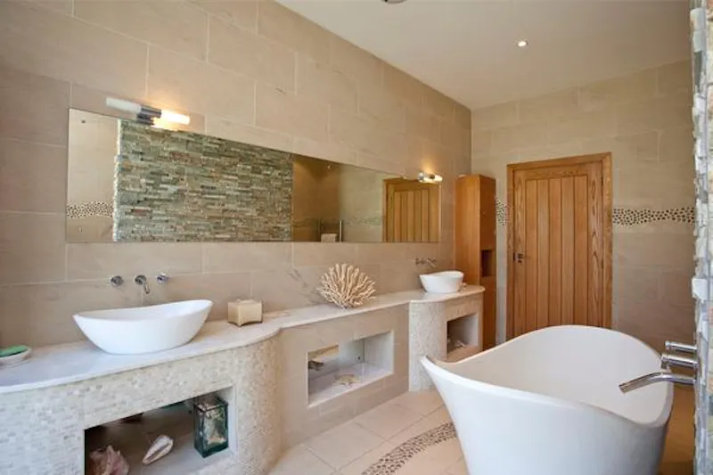 Bathroom at Film location D2201 in Lincolnshire (photo 12)