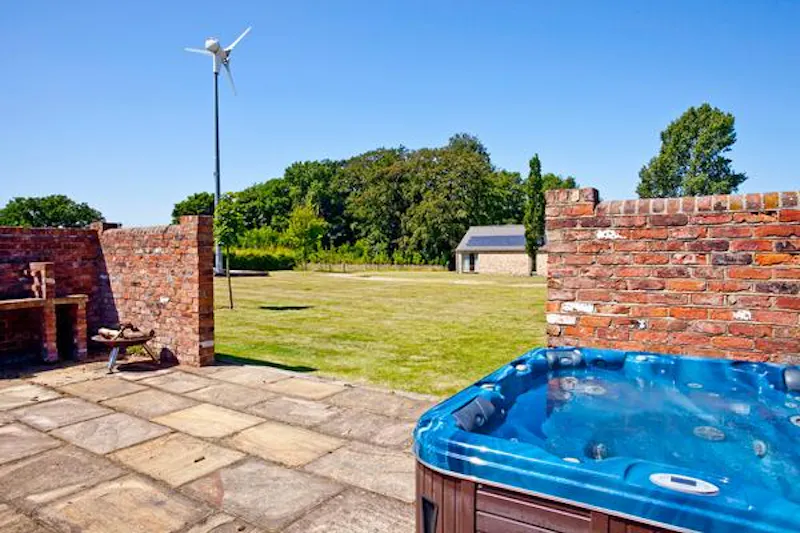 Jacuzzi at Film location D2201 in Lincolnshire (photo 26)