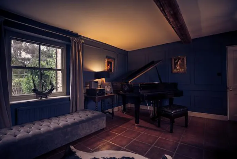 Stylish dark Ely farmhouse, L653 (photo 3)