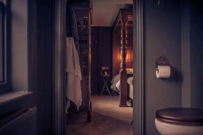 Stylish dark Ely farmhouse, L653 (photo 13)