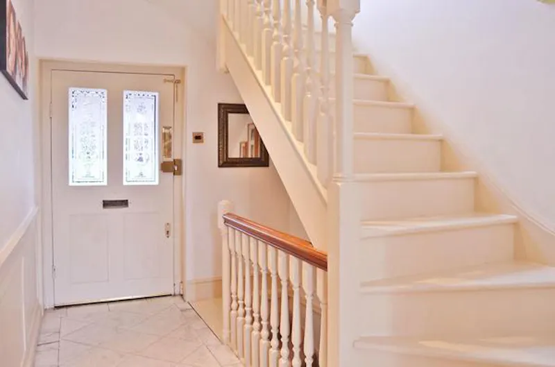 Entrance hall at Hammersmith riverside house , A1365 (photo 2)