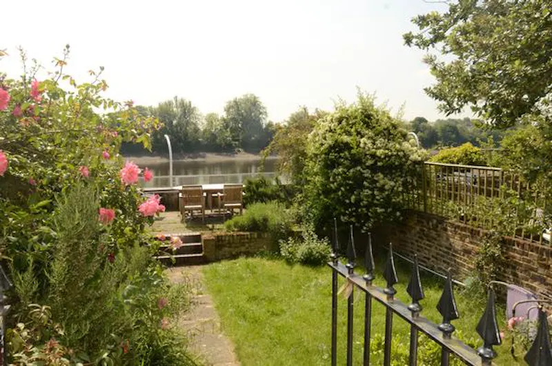 Garden at Hammersmith riverside house , A1365 (photo 29)