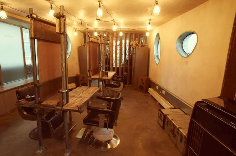 Open plan at London Fields barber, Q87 (photo 1)