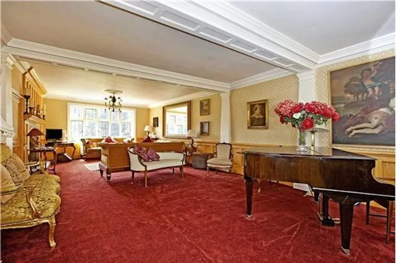 Drawing room at Iver 17th century country house, M69 (photo 2)