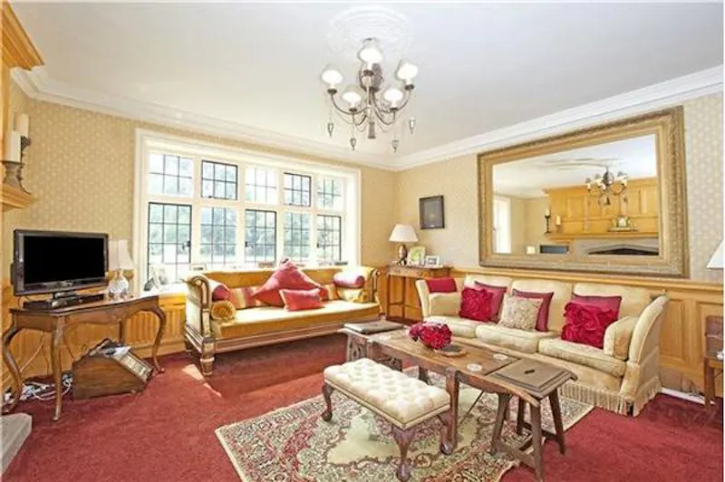 Living Room at Iver 17th century country house, M69 (photo 3)
