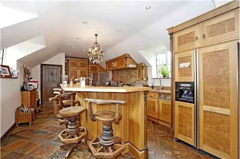 Bar at Iver 17th century country house, M69 (photo 4)