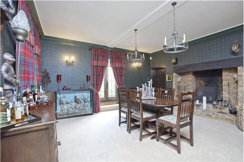 Dining room at Iver 17th century country house, M69 (photo 6)