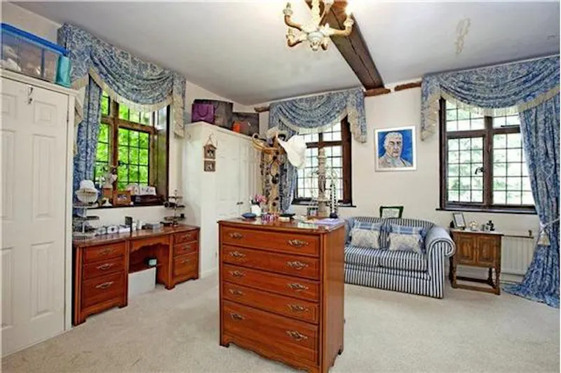 Dressing room at Iver 17th century country house, M69 (photo 8)