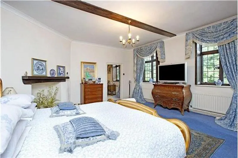 Bedroom at Iver 17th century country house, M69 (photo 9)
