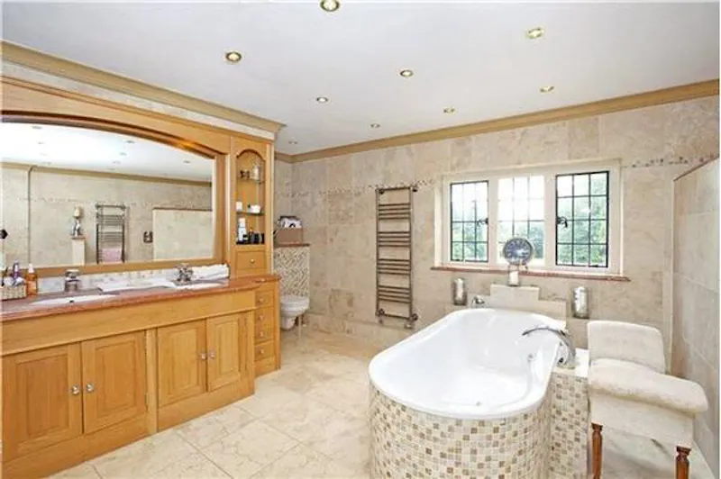 Bathroom at Iver 17th century country house, M69 (photo 10)