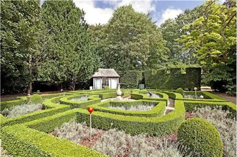 Garden - formal at Iver 17th century country house, M69 (photo 12)