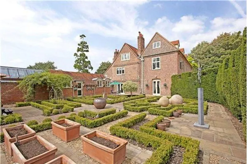 Garden - formal at Iver 17th century country house, M69 (photo 13)