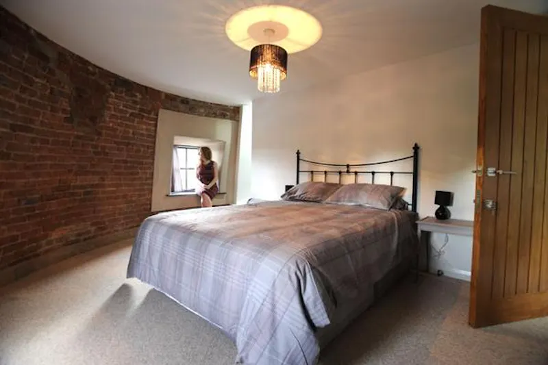 Bedroom at Liverpool windmill house, Q90 (photo 5)