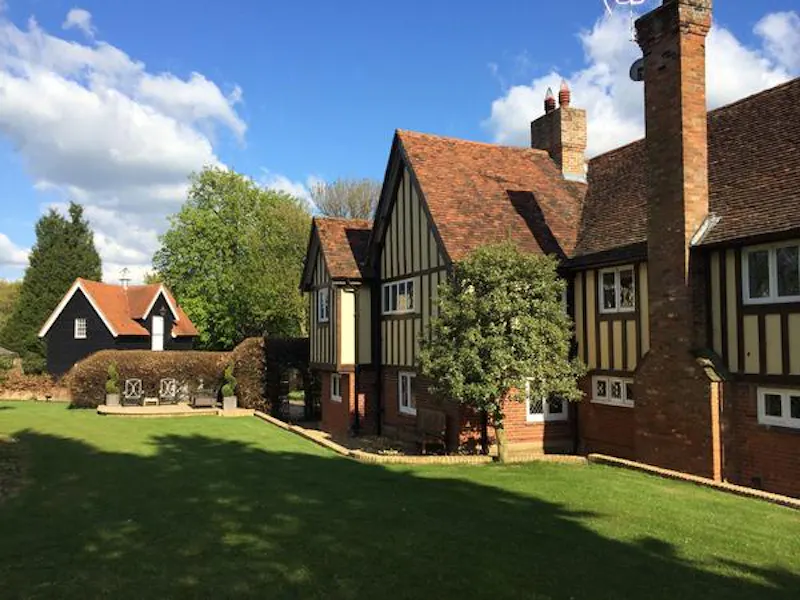 Beautiful Ware Tudor house, M289 (photo 1)