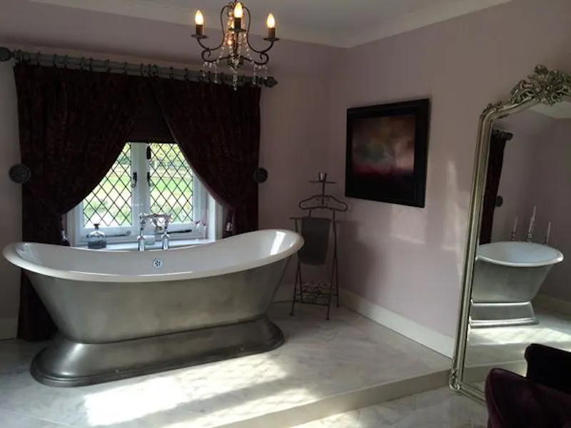 Bathroom at Beautiful Ware Tudor house, M289 (photo 24)