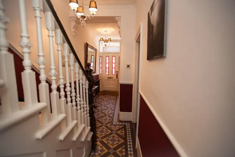 Entrance hall at West Dulwich family house, E408 (photo 3)