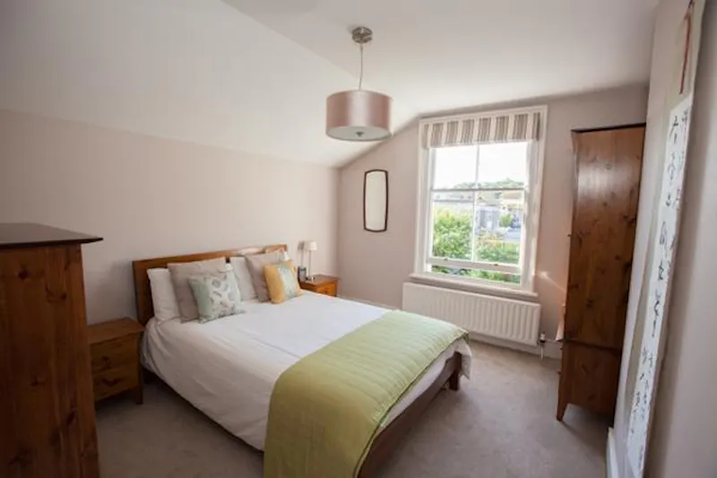 Bedroom at West Dulwich family house, E408 (photo 36)