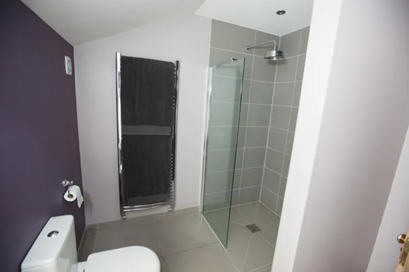 Shower at West Dulwich family house, E408 (photo 39)