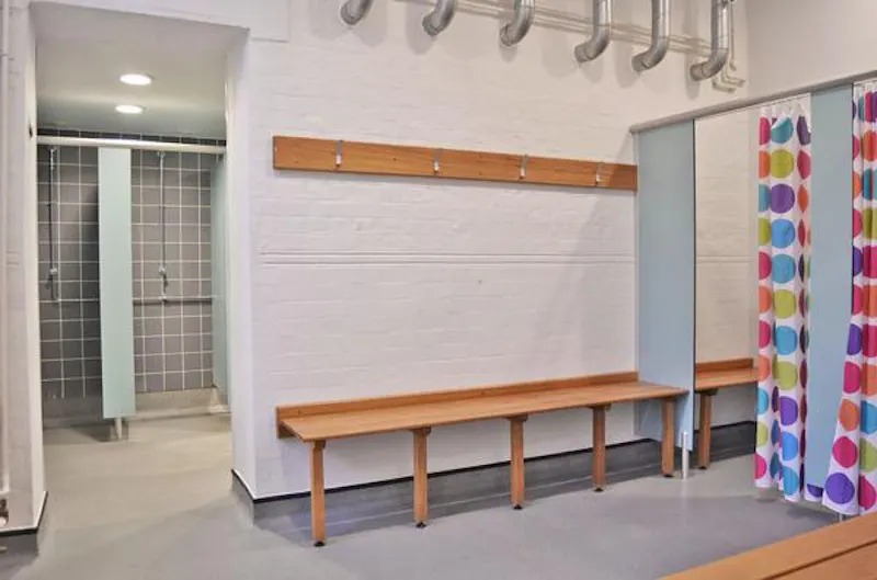 Changing rooms at Colourful Angel school/studio, Q95 (photo 13)