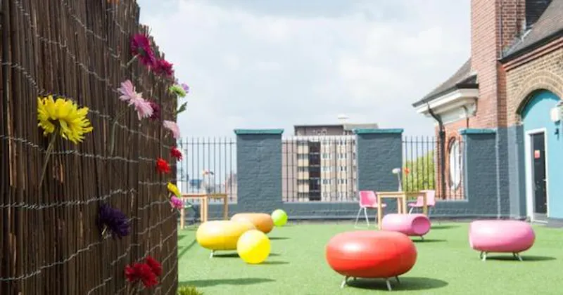 Roof terrace at Colourful Angel school/studio, Q95 (photo 45)