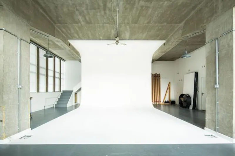 Concrete at Art Deco studio, N392 (photo 2)