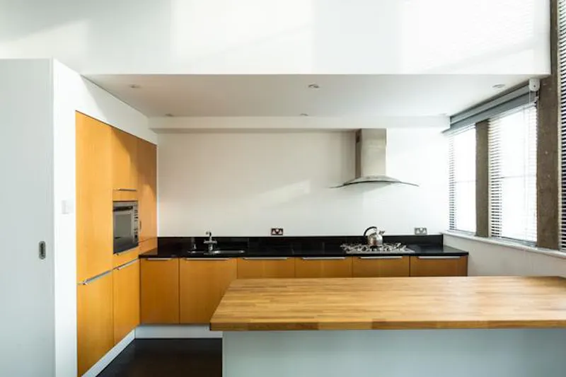 Kitchen island at Art Deco studio, N392 (photo 12)