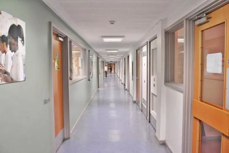 Corridor at Modern Dulwich School, J212 (photo 31)