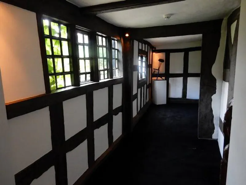 Corridor at Tudor Cheshire country home, M291 (photo 8)