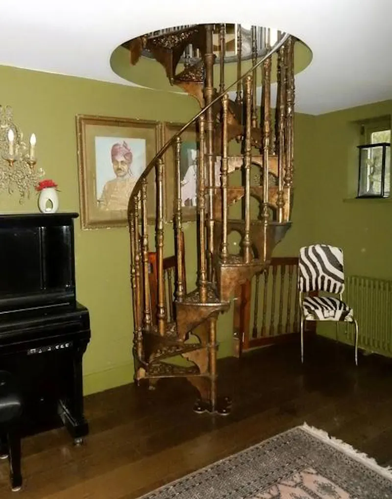 Staircase at Tudor Cheshire country home, M291 (photo 9)