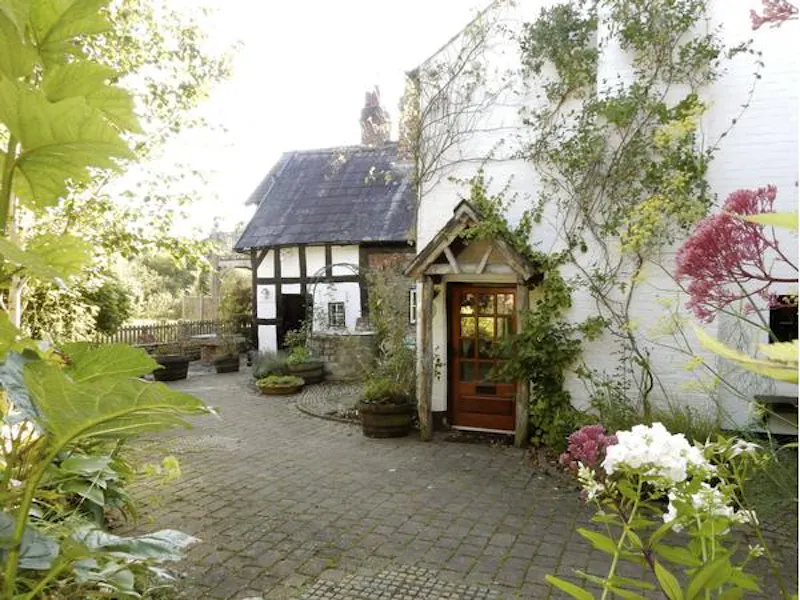 Tudor Cheshire country home, M291 (photo 11)