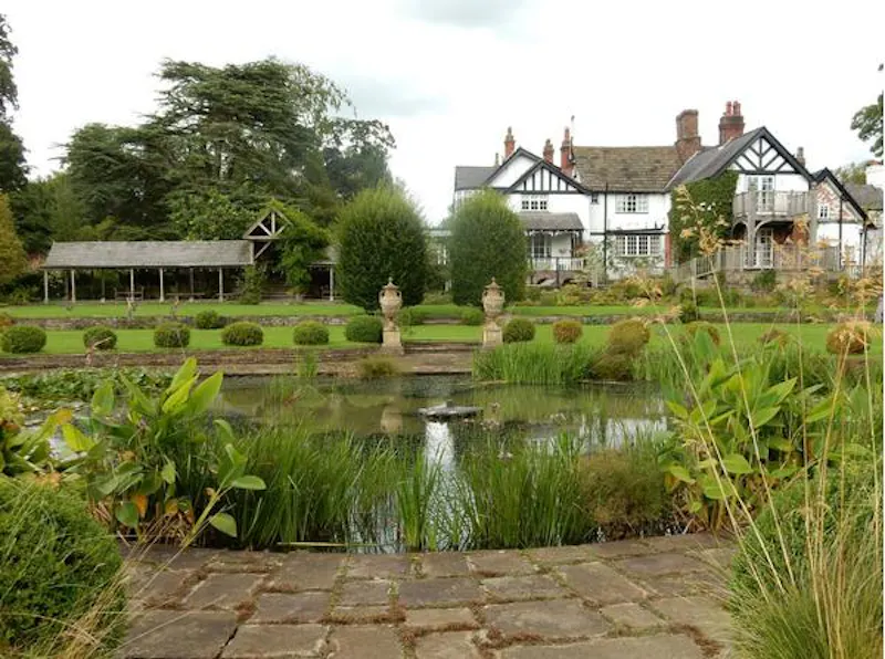 Lake at Tudor Cheshire country home, M291 (photo 19)
