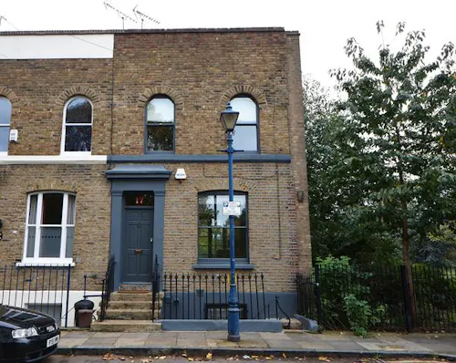 Cool, retro Bow house, B1659