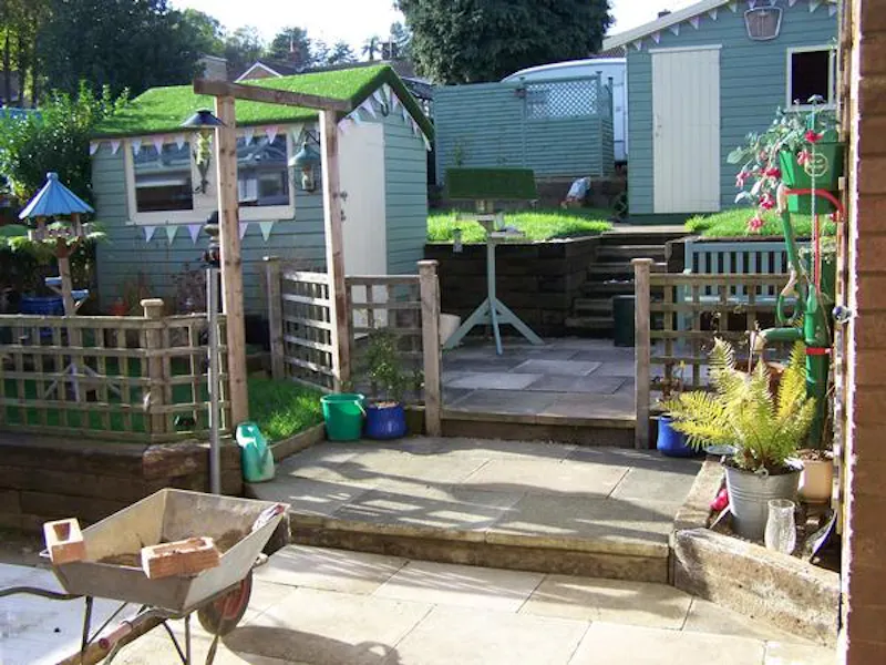 Garden at Authentic 50s Welwyn house, D2208 (photo 22)