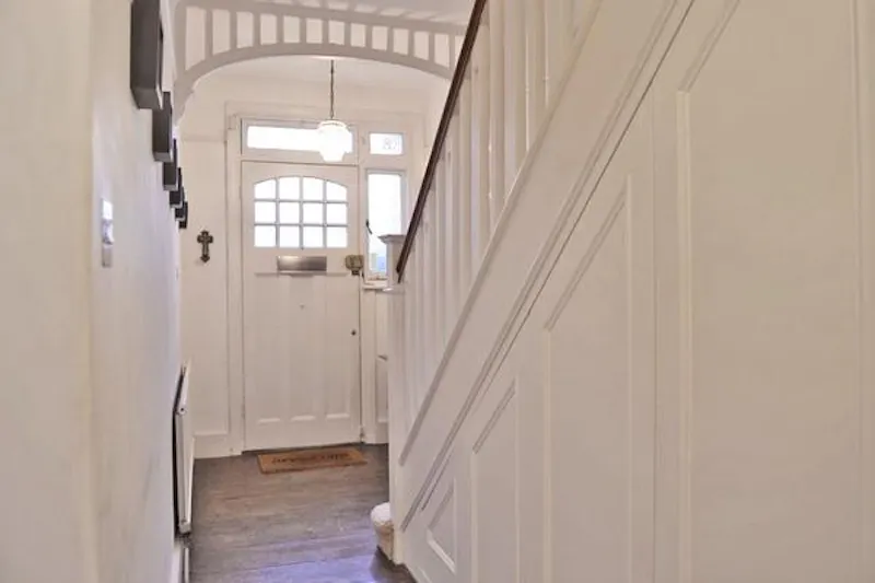 Entrance hall at Stylish Wandsworth house, B1661 (photo 2)