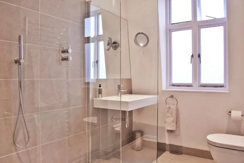Shower at Stylish Wandsworth house, B1661 (photo 31)
