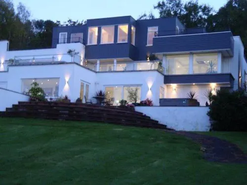 Hillside modern home near Bristol, K400