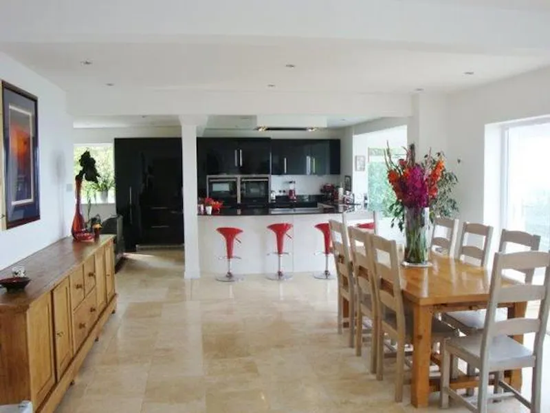 Dining room at Hillside modern home near Bristol, K400 (photo 2)