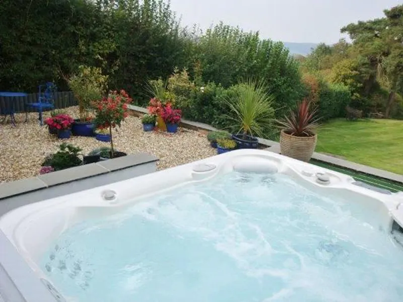 Jacuzzi at Hillside modern home near Bristol, K400 (photo 25)