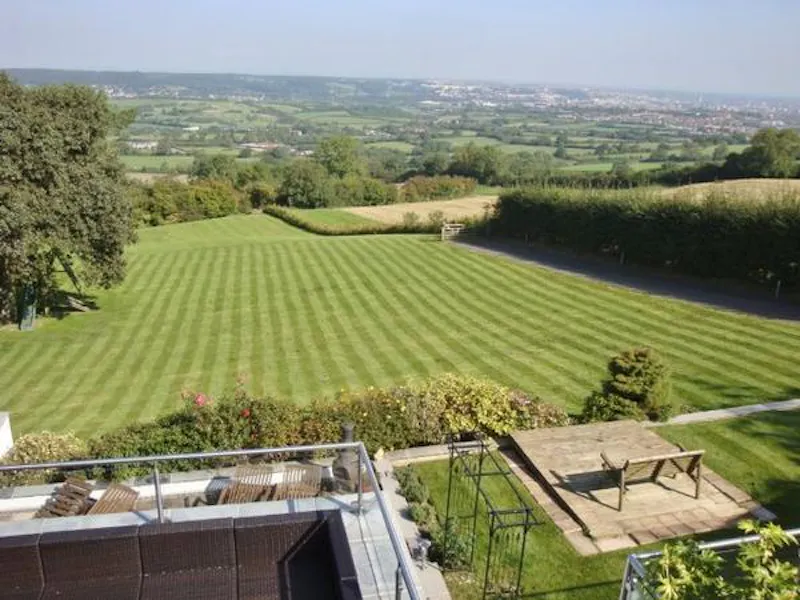 Garden at Hillside modern home near Bristol, K400 (photo 27)