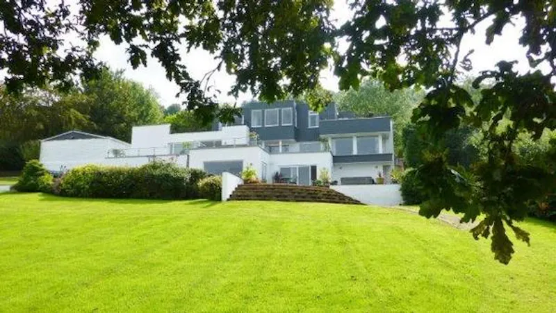 Hillside modern home near Bristol, K400 (photo 33)