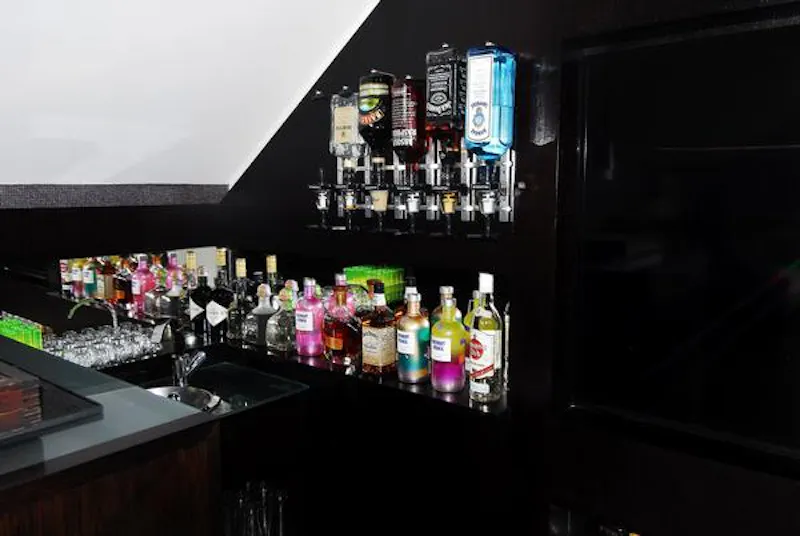 Bar at Luxurious Leeds house, D2209 (photo 36)