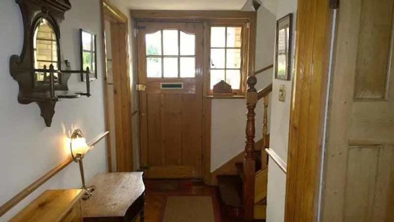 Entrance hall at Billericay family house, B1663 (photo 4)