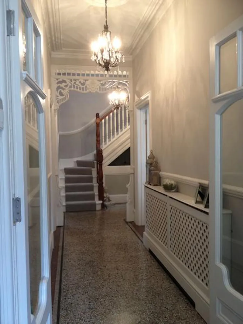 Entrance hall at Film location E409 in London (photo 18)