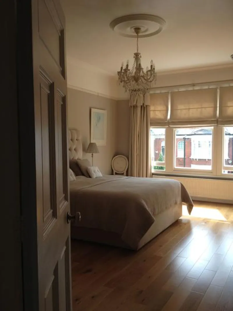 Bedroom at Film location E409 in London (photo 24)
