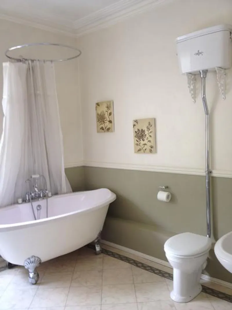 Bathroom at Film location E409 in London (photo 38)