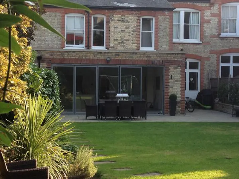 Garden at Film location E409 in London (photo 45)