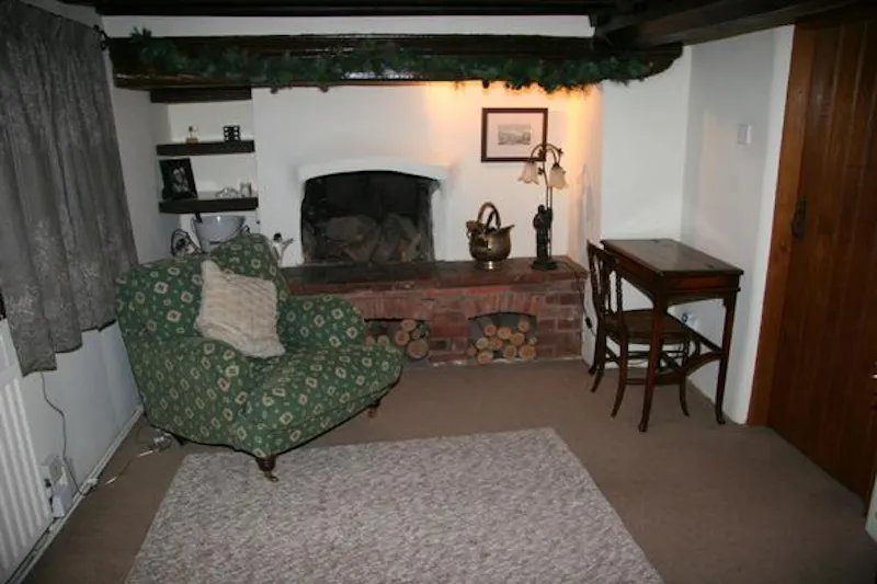 Living Room at Film location L655 in Warwickshire (photo 3)