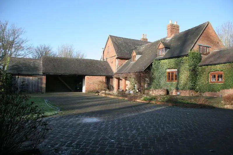 Driveway at Film location L655 in Warwickshire (photo 13)