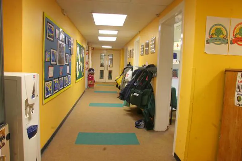 Corridor at Film location J213 in London (photo 30)