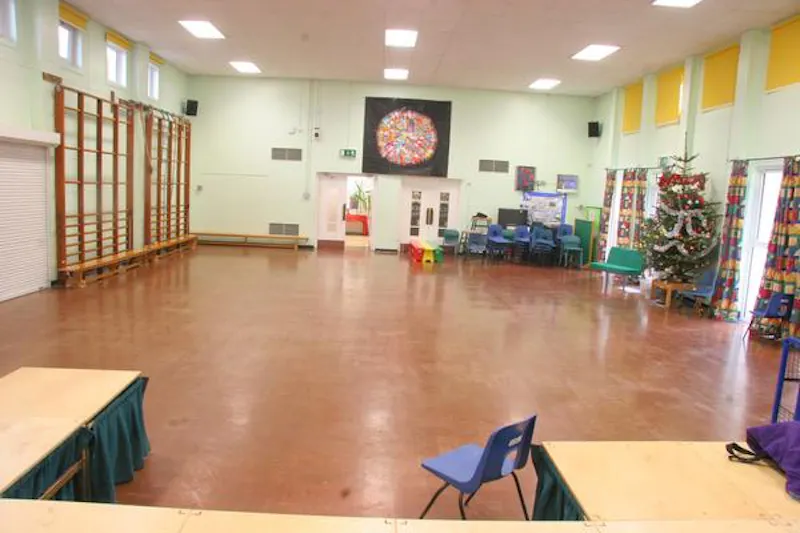 Ballroom at Film location J213 in London (photo 44)